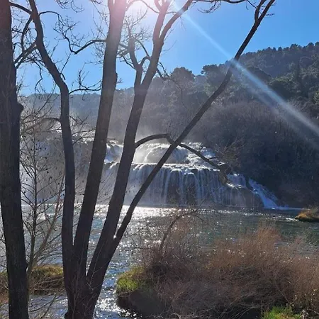 לינה וארוחת בוקר Visovac 3*