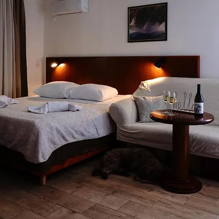 לינה וארוחת בוקר Visovac 3*